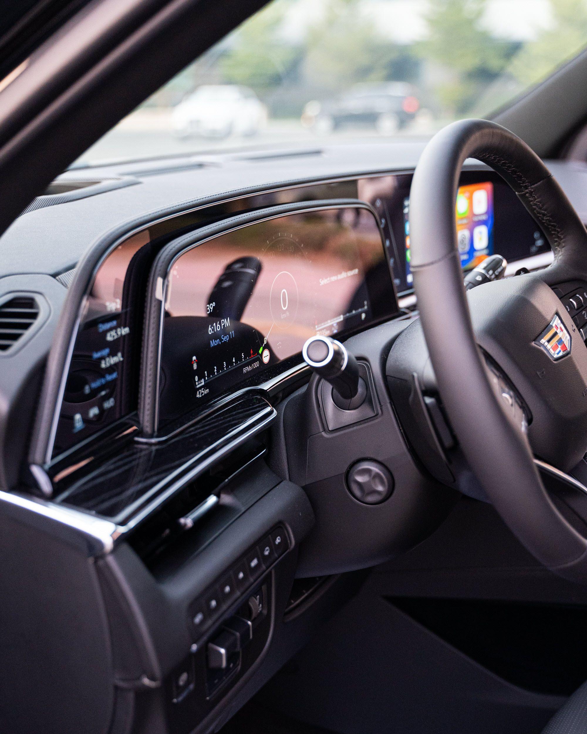 Cadillac Escalade напрокат в Дубае без водителя.